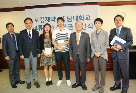 25일 서울 원남동 보령빌딩에서 진행된 장학금 전달식에서 정혜광 충남대 약학대 부학장(왼쪽부터), 명창선 충남대 약학대 학장, 학생대표 정민주·강종모씨, 김승호 보령제약그룹 회장, 김은선 보령제약 회장, 안재현 보령제약그룹 전략기획실장이 장학금 전달식을 마친 후 기념사진을 찍고 있다.(보령제약 제공)